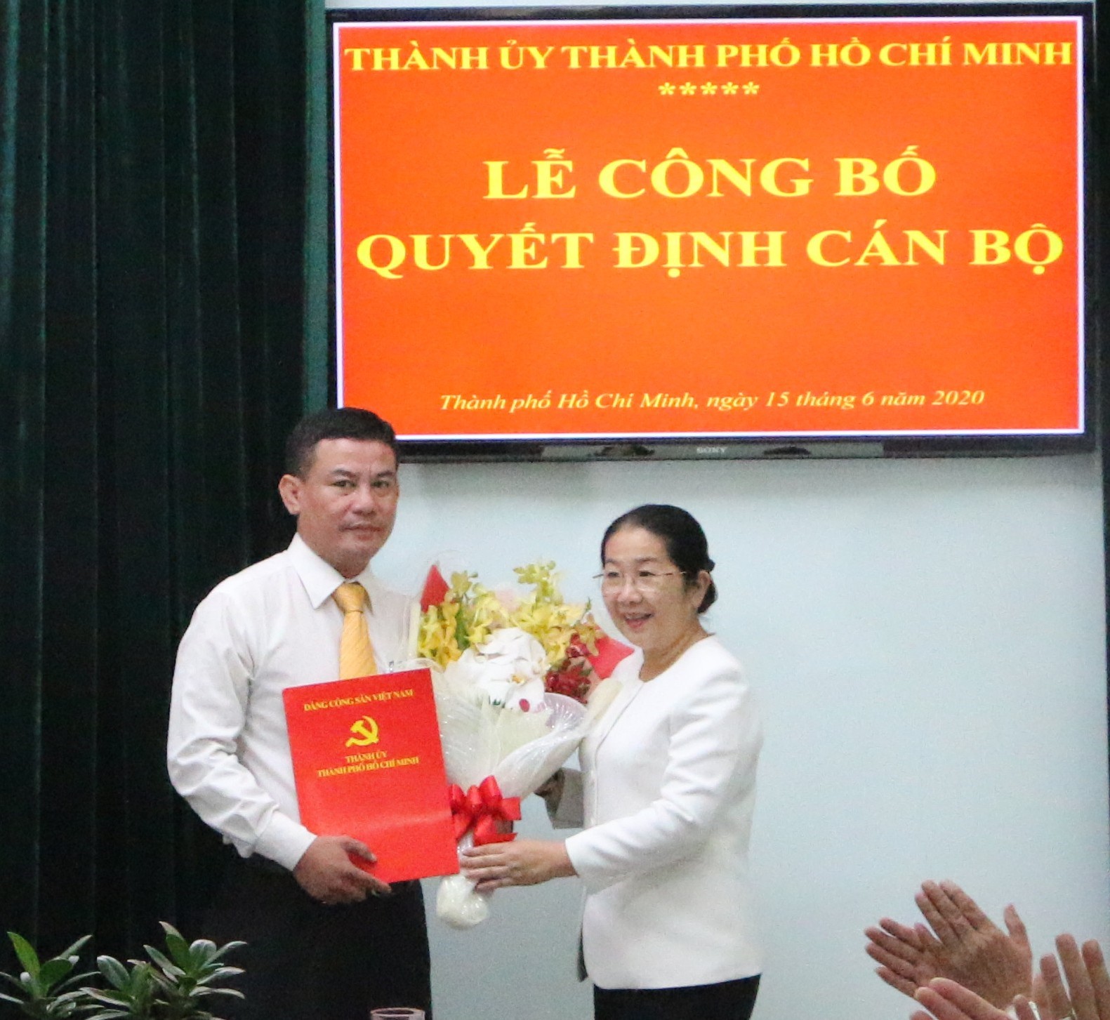 Đồng chí Võ Thị Dung, Phó Bí thư Thành ủy trao quyết định bổ nhiệm cho Đồng chí Lê Kim Hiếu