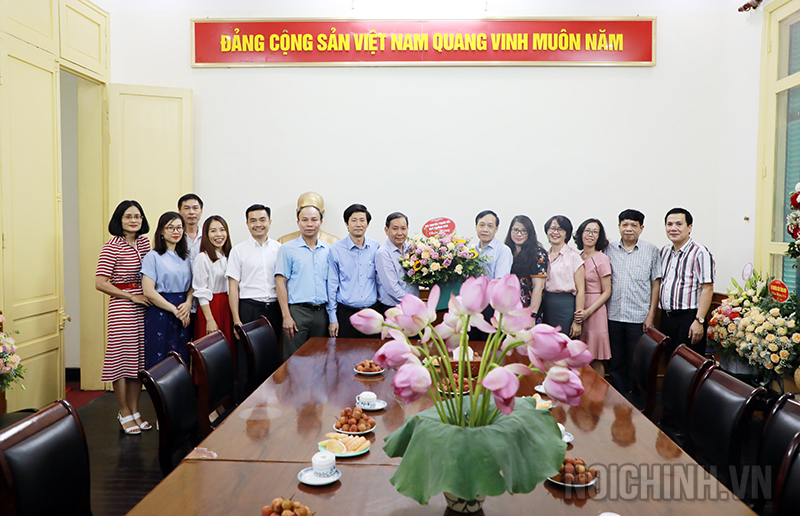 Đồng chí Nguyễn Thanh Hải, Phó trưởng Ban Nội chính Trung ương cùng cán bộ, công chức Vụ Pháp luật chúc mừng Tạp chí Nội chính 