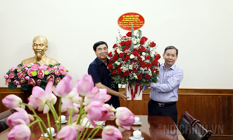 Đồng chí Trần Quốc Cường, Ủy viên Trung ương Đảng, Phó trưởng Ban Nội chính Trung ương tặng Hoa chúc mừng Tạp chí Nội chính nhân kỷ niệm 95 năm Ngày Báo chí cách mạng Việt Nam