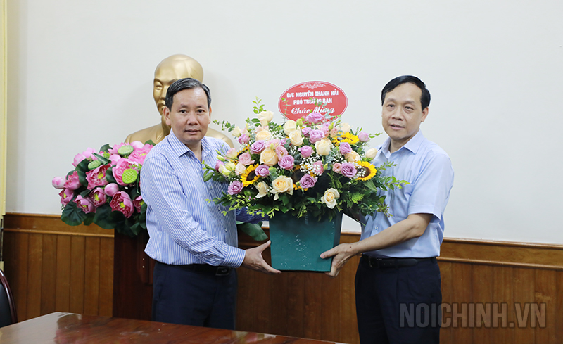Đồng chí Nguyễn Thanh Hải, Phó trưởng Ban Nội chính Trung ương chúc mừng Tạp chí Nội chính nhân kỷ niệm 95 năm Ngày Báo chí cách mạng Việt Nam