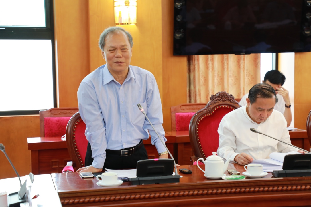 Đồng chí Phan Trung Lý, Chủ nhiệm Uỷ ban Pháp luật của Quốc hội trình bày tham luận tại Hội thảo