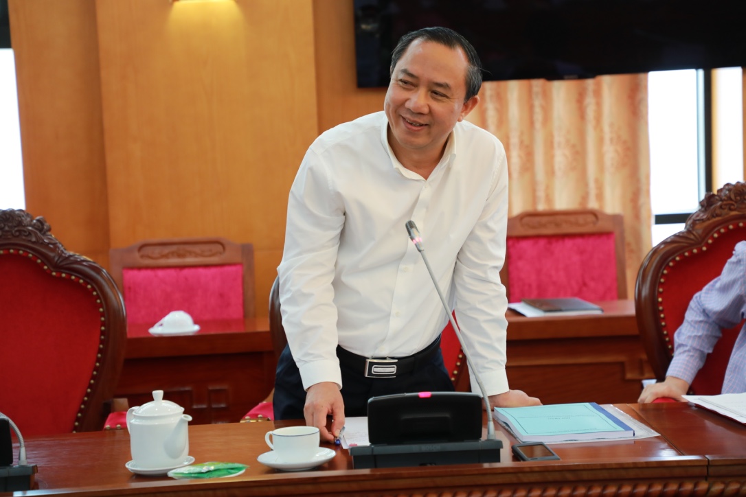 Đồng chí Bùi Mạnh Hùng, nguyên Phó Viện trưởng Viện kiểm sát nhân dân tối cao trình bày tham luận tại Hội thảo