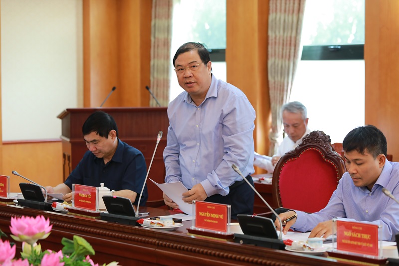 Đồng chí Phạm Gia Túc, Phó Trưởng ban Nội chính Trung ương trình bày Báo cáo tại Hội nghị
