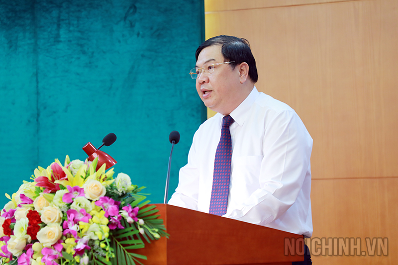 Đồng chí Phạm Gia Túc, Phó trưởng Ban Nội chính Trung ương trình bày báo cáo tại Hội nghị