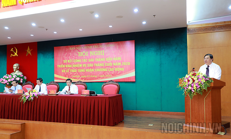 Đồng chí Phạm Gia Túc, Phó trưởng Ban trình bày Báo cáo tại Hội nghị