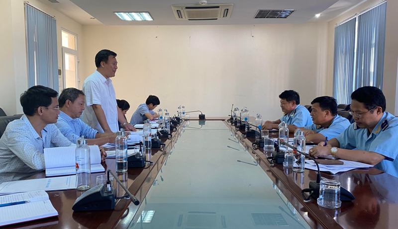  Đồng chí Nguyễn Thanh Long - Phó Trưởng ban Thường trực Ban Nội chính Tỉnh ủy Quảng Bình phát biểu kết luận buổi làm việc với lãnh đạo Cục Hải quan tỉnh