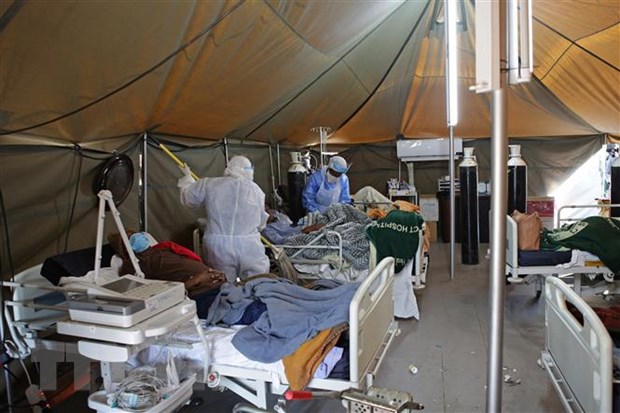 Nhân viên y tế chăm sóc bệnh nhân mắc COVID-19 tại một bệnh viện ở Pretoria, Nam Phi