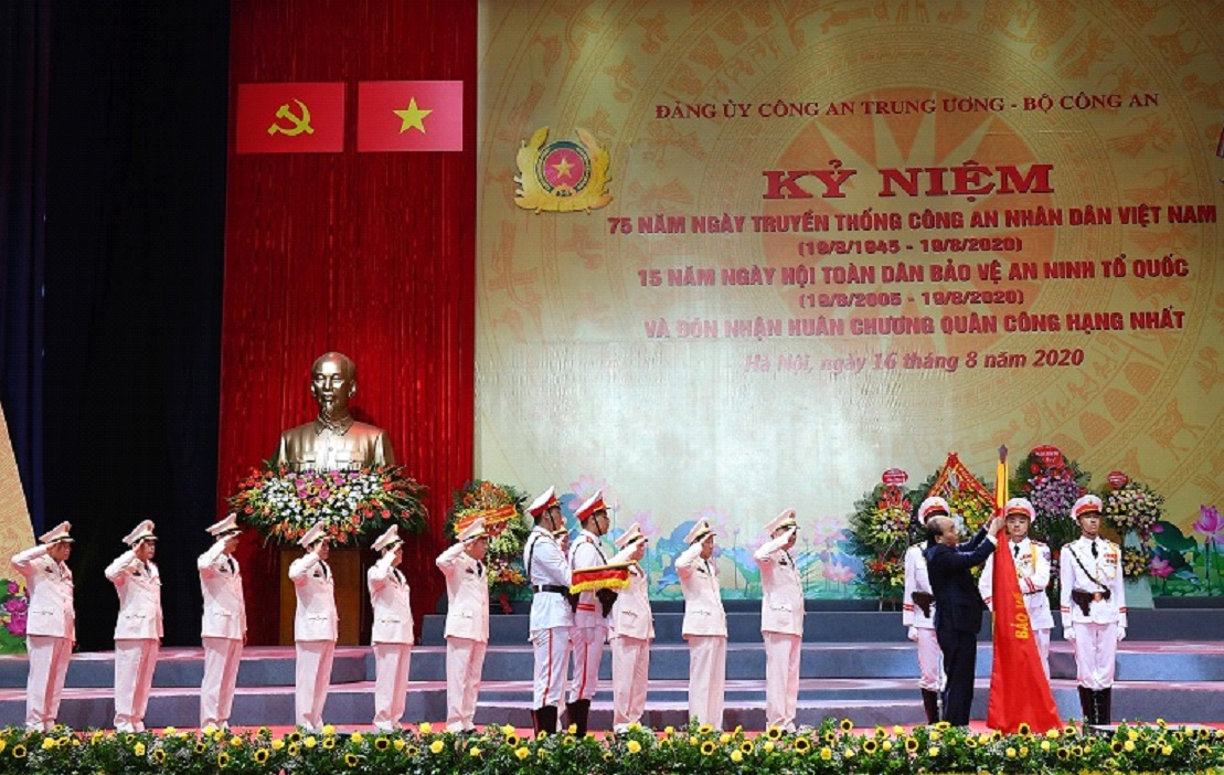 Thay mặt lãnh đạo Đảng, Nhà nước, Thủ tướng Chính phủ Nguyễn Xuân Phúc gắn Huân chương lên lá Cờ truyền thống và trao Bằng Huân chương Quân công hạng Nhất tặng lực lượng CAND