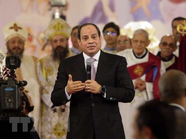 Tổng thống Ai Cập Abdel Fatah El-Sisi (giữa) tại một sự kiện ở Cairo