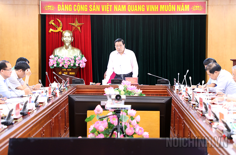 Đồng chí Phan Đình Trạc, Bí thư Trung ương Đảng, Trưởng Ban Nội chính Trung ương phát biểu tại Hội nghị