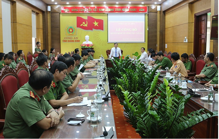 Đồng chí Vũ Đại Thắng, Bí thư Tỉnh ủy Quảng Bình tại buổi lễ công bố Quyết định của BBT chỉ định Đại tá Nguyễn Tiến Nam tham gia BCH, Ban Thường vụ Tỉnh ủy