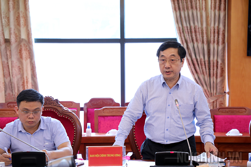 Đồng chí Nguyễn Khắc Minh, Quyền Vụ trưởng Vụ Theo dõi xử lý các vụ án, vụ việc, Ban Nội chính Trung ương phát biểu tại Hội nghị