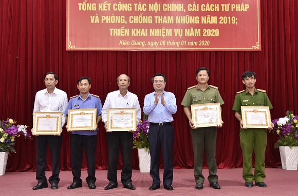 Đồng chí Nguyễn Thanh Nghị,Bí thư Tỉnh ủy trao bằng khen Tỉnh ủy cho các tập thể và cá nhân đạt thành tích xuất sắc trong công tác phòng, chống tham nhũng