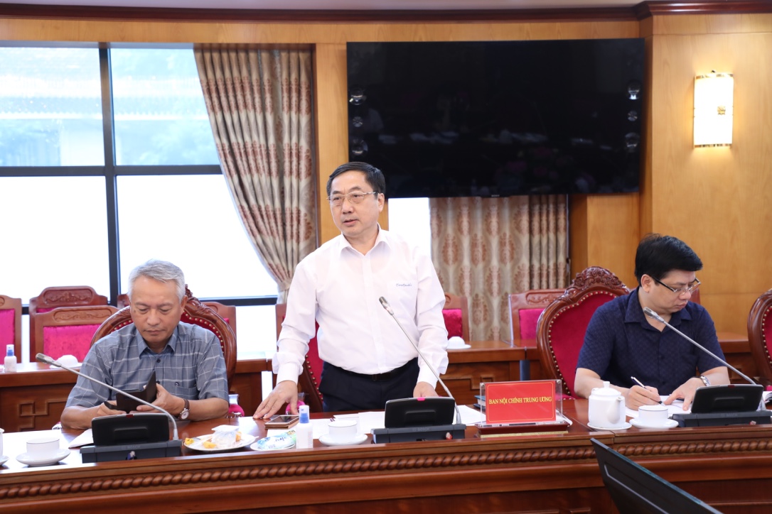 Đồng chí Nguyễn Khắc Minh, Quyền Vụ trưởng Vụ Theo dõi công tác phòng, chống tham nhũng, Ban Nội chính Trung ương phát biểu tại Hội nghị