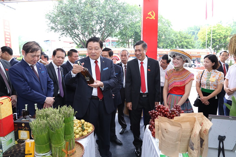 Đồng chí Phan Đình Trạc, Bí thư Trung ương Đảng, Trưởng Ban Nội chính Trung ương thăm các gian trưng bày sản phẩm nông sản của tỉnh Sơn La