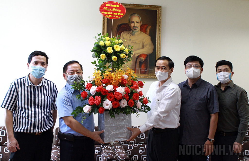 Đồng chí Nguyễn Thái Học, Phó trưởng Ban Nội chính Trung ương, Ủy viên Ban Chỉ đạo Cải cách tư pháp Trung ương chúc mừng Báo Tiền Phong 