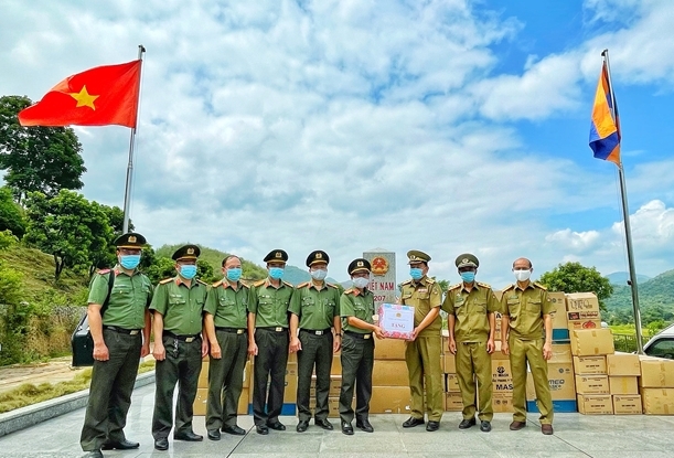 Công an tỉnh Sơn La trao tặng vật tư y tế cho Công an các tỉnh Hủa Phăn, Luông Pha Băng, Bò Kẹo, nước CHDCND Lào (tháng 5/2021)