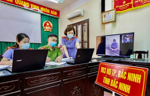 Viện Kiểm sát nhân dân thành phố Bắc Ninh phối hợp Công an thành phố lấy lời khai trực tuyến (tháng 8/2021) 