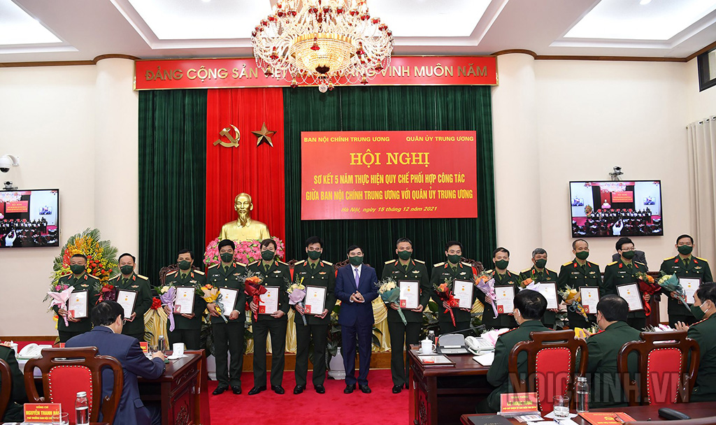 Đồng chí Trần Quốc Cường, Ủy viên Trung ương Đảng, Phó trưởng Ban Nội chính Trung ương trao, tặng Kỷ niệm chương “Vì sự nghiệp Nội chính Đảng” cho lãnh đạo Bộ Quốc phòng