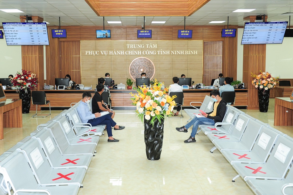 Người dân thực hiện thủ tục hành chính tại Trung tâm phục vụ hành chính công tỉnh Ninh Bình