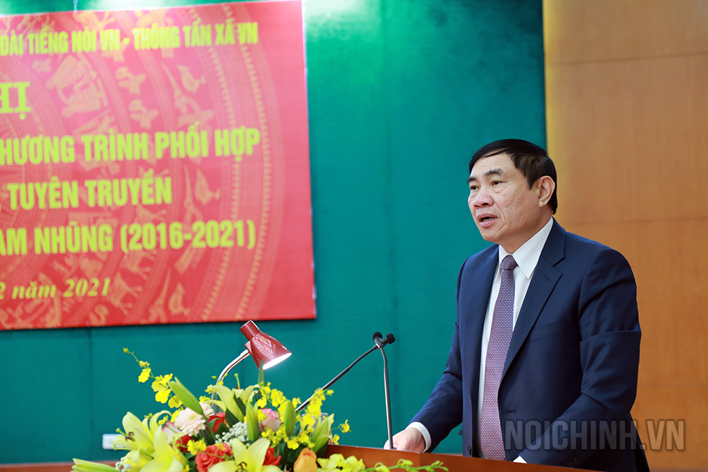 Đồng chí Trần Quốc Cường, Ủy viên Trung ương Đảng, Phó Trưởng Ban Nội chính Trung ương trình bày Báo cáo tại Hội nghị
