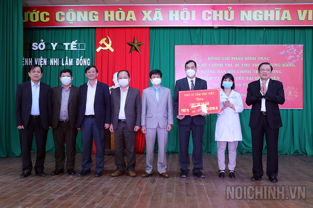 Đồng chí Phan Đình Trạc, Ủy viên Bộ Chính trị, Bí thư Trung ương Đảng, Trưởng Ban Nội chính Trung ương tặng quà cho công nhân, người lao động khó khăn Công ty Nhôm Lâm Đồng
