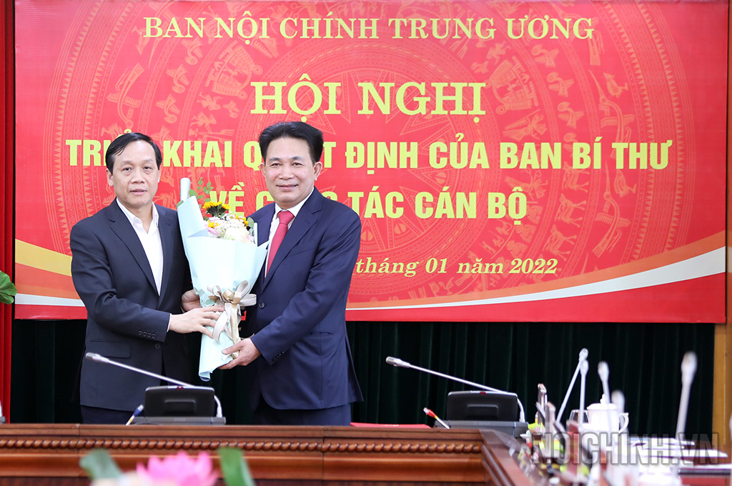 Đồng chí Nguyễn Thanh Hải, Phó Trưởng Ban Nội chính tặng hoa chúc mừng đồng chí Nguyễn Văn Yên