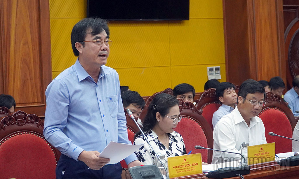 Đồng chí Nguyễn Lương Bình, Trưởng ban Nội chính Tỉnh ủy Quảng Bình phát biểu tại Hội nghị