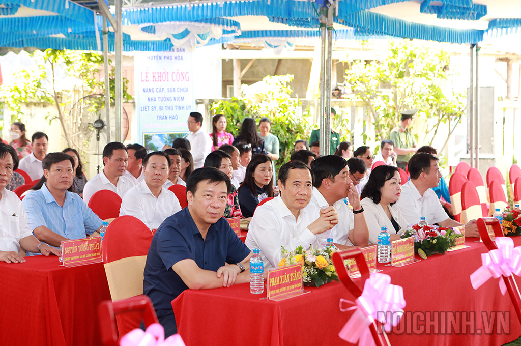 Các đại biểu dự Lễ khởi công nâng cấp, sửa chữa nhà tưởng niệm Liệt sĩ, nguyên Bí thư tỉnh ủy Trần Hào