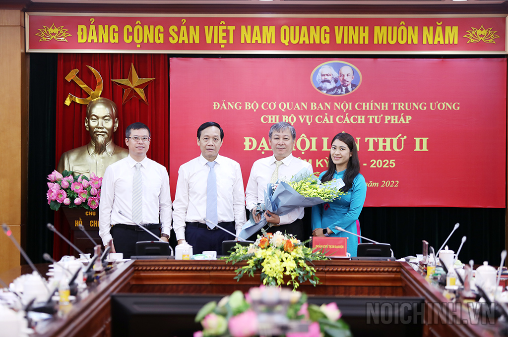 Đồng chí Nguyễn Thanh Hải, Phó trưởng Ban, Phó Bí thư Đảng ủy Cơ quan Ban Nội chính Trung ương tặng hoa chúc mừng Ban Chi ủy Vụ Cải cách tư pháp nhiệm kỳ 2022-2025