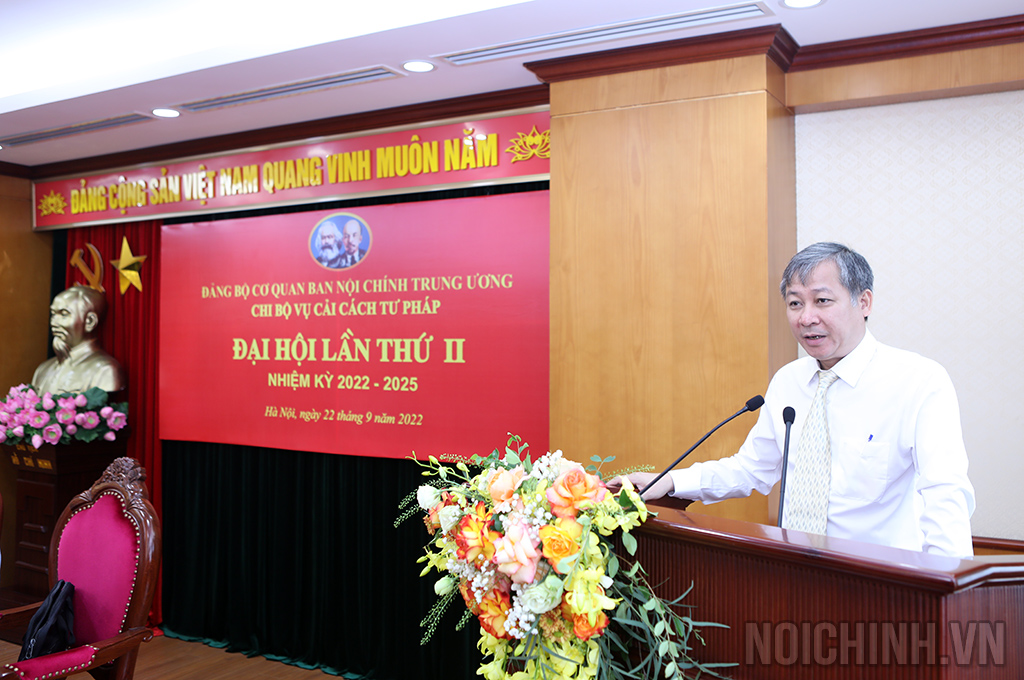 Đồng chí Nguyễn Cảnh Lam, Vụ trưởng, Bí thư Chi bộ Vụ Cải cách tư pháp nhiệm kỳ 2022-2025 phát biểu tại Đại hội