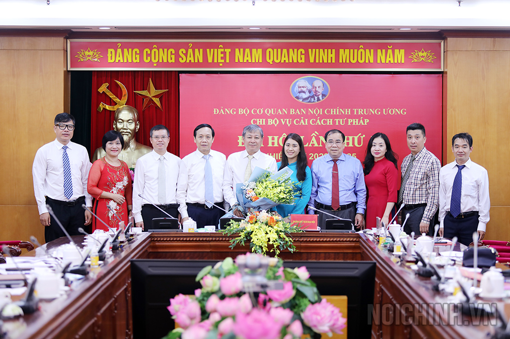 Đồng chí Nguyễn Thanh Hải, Phó trưởng Ban, Phó Bí thư Đảng ủy Cơ quan Ban Nội chính Trung ương chúc mừng Chi bộ Vụ Cải cách tư pháp
