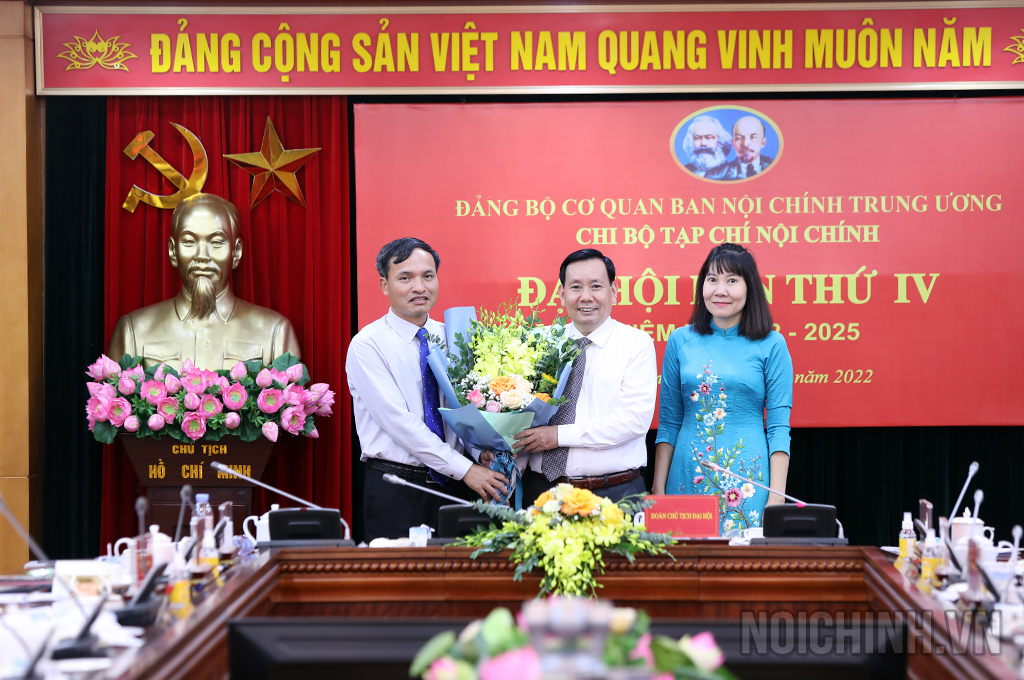 Đồng chí Tạ Văn Giang, Ủy viên Ban Thường vụ, Trưởng Ban Tuyên giáo Đảng ủy Cơ quan Ban Nội chính Trung ương chúc mừng Cấp ủy Chi bộ Tạp chí Nội chính nhiệm kỳ 2022-2025