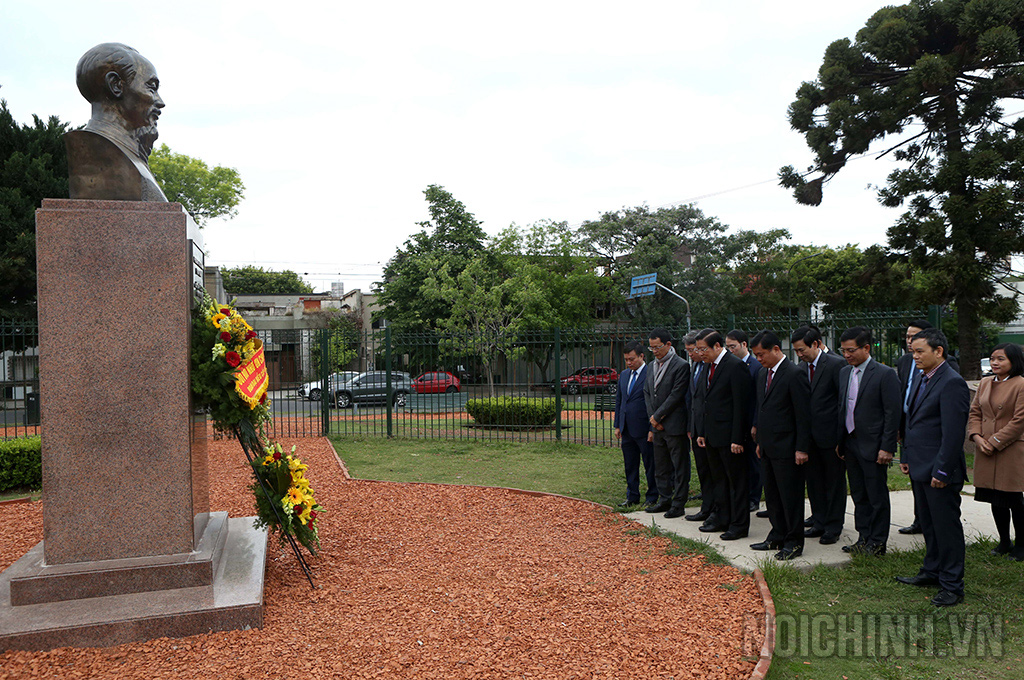 Đồng chí Phan Đình Trạc thăm và đặt vòng hoa tại khu tượng đài Chủ tịch Hồ Chí Minh ở thủ đô Buenos Aires