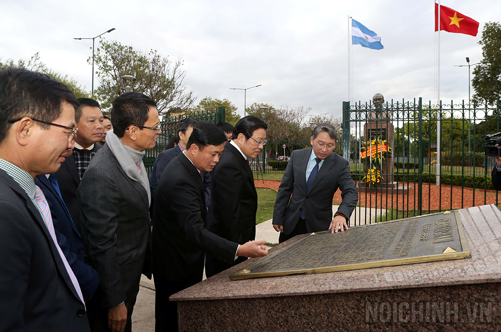 Đồng chí Phan Đình Trạc thăm và đặt vòng hoa tại khu tượng đài Chủ tịch Hồ Chí Minh ở thủ đô Buenos Aires