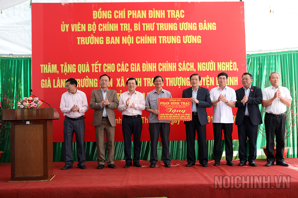 Đồng chí Phan Đình Trạc, Ủy viên Bộ Chính trị, Bí thư Trung ương Đảng, Trưởng Ban Nội chính Trung ương trao 1.000 phần quà tặng các hộ nghèo tỉnh Lâm Đồng