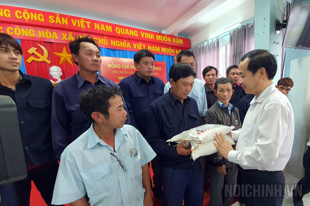 Đồng chí Nguyễn Thái Học, Phó trưởng Ban Nội chính Trung ương tặng quà cho Công ty Môi trường đô thị Phú Yên
