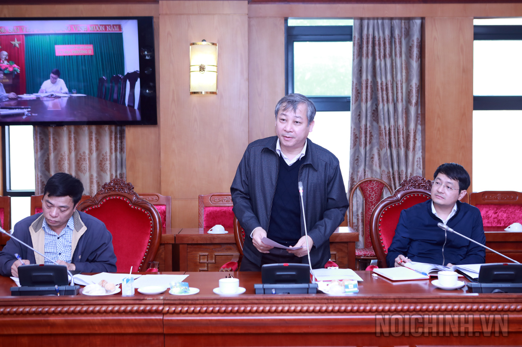 Đồng chí Nguyễn Cảnh Lam, Vụ trưởng Vụ Cải cách tư pháp trình bày báo cáo khái quát tình hình nổi lên về cải cách tư pháp trong tháng 2/2023
