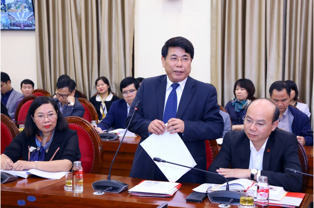 GS.TS Phan Xuân Sơn (Học viện Chính trị Quốc gia Hồ Chí Minh) trình bày tham luận, làm rõ thêm giá trị lý luận và thực tiễn cuốn sách của Tổng Bí thư