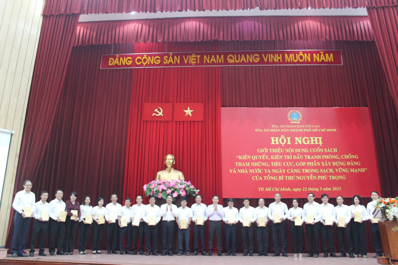 Đồng chí Nguyễn Thái Học, Phó Trưởng Ban Nội chính Trung ương tặng Sách cho cán bộ Tòa án nhân dân Thành phố Hồ Chí Minh