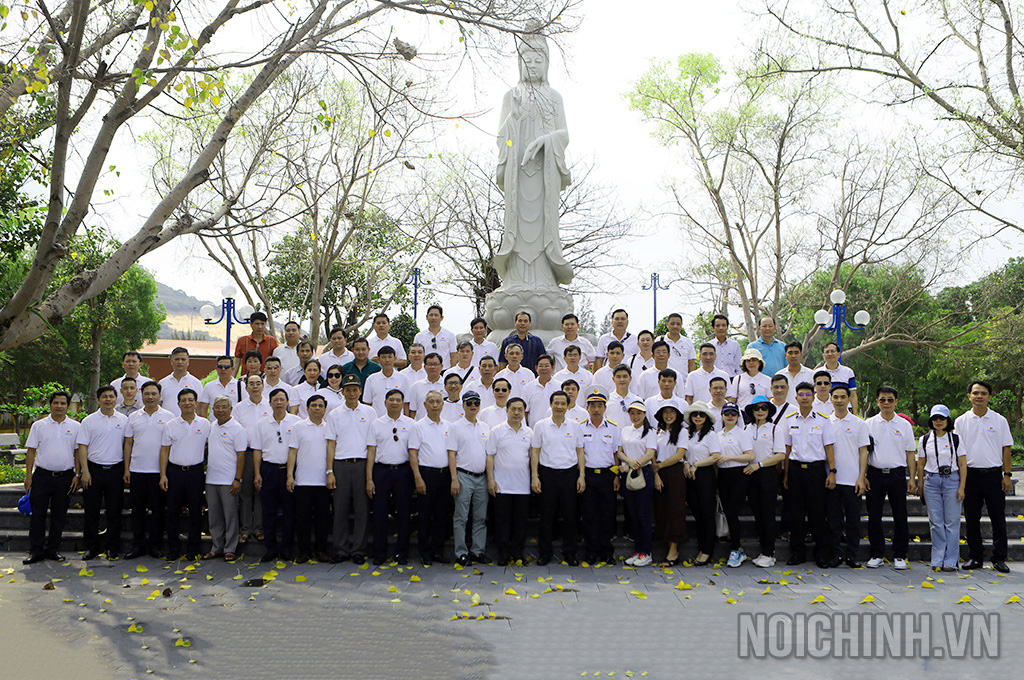 Đoàn Đại biểu ngành Nội chính Đảng chụp ảnh lưu niệm tại Vườn tâm linh Vùng 4, tỉnh Khánh Hoà