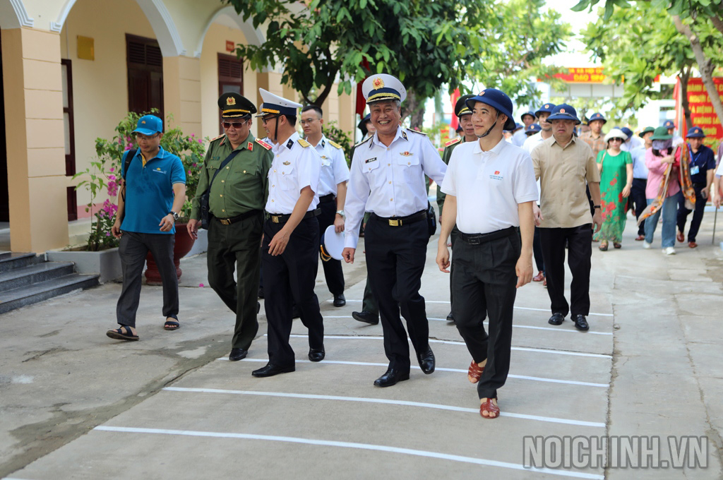 Lãnh đạo Đoàn công tác số 3 hân hoan đặt chân lên đảo Sinh Tồn, huyện Trường Sa