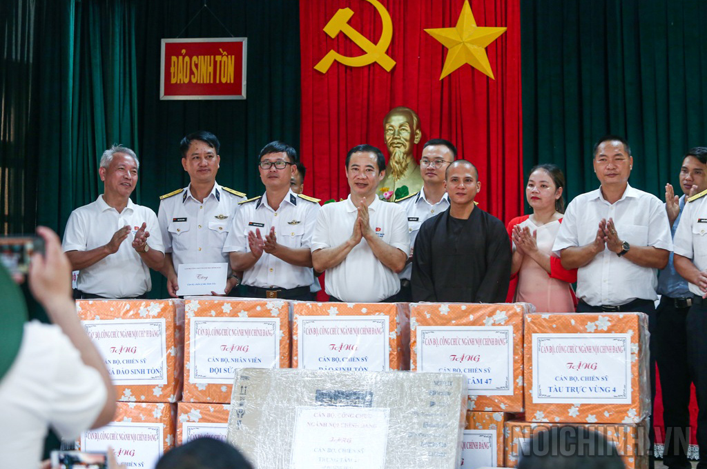 Đồng chí Nguyễn Thái Học, Phó Trưởng Ban Nội chính Trung ương, cùng đại diện đoàn đại biểu ngành Nội chính Đảng tặng quà cho cán bộ, chiến sĩ, nhân dân trên Đảo Sinh Tồn