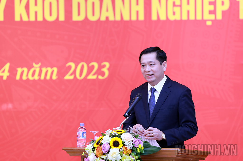 Đồng chí Nguyễn Long Hải, Ủy viên dự khuyết Trung ương Đảng, Bí thư Đảng ủy Khối Doanh nghiệp Trung ương phát biểu tại Hội nghị