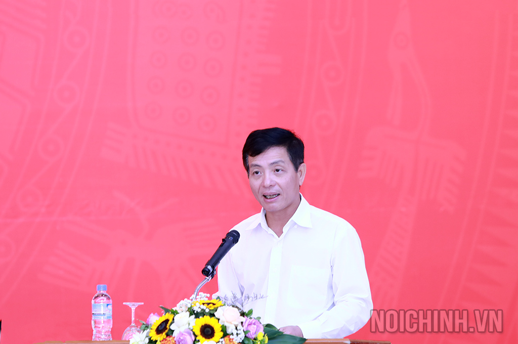 Đồng chí Nguyễn Đại Nghĩa, Vụ trưởng Vụ Tổ chức - Cán bộ công bố các quyết định khen thưởng và tặng Kỷ niệm chương của Ban Nội chính Trung ương