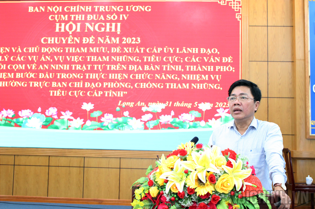 Đồng chí Trần Hoàng Kiếm, quyền Vụ trưởng Vụ Địa phương III, Ban Nội chính Trung ương phát biểu tại Hội nghị