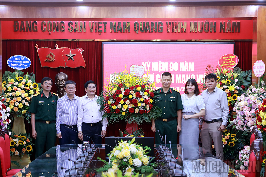 Đồng chí Đặng Văn Dũng, Phó Trưởng Ban Nội chính Trung ương chúc mừng báo Quân đội nhân dân 