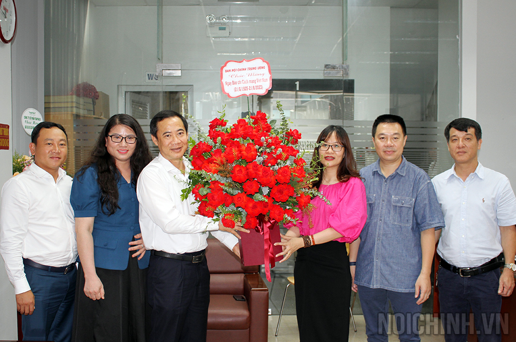 Đồng chí Nguyễn Thái Học, Phó Trưởng Ban Nội chính Trung ương tặng hoa chúc mừng Báo Tuổi trẻ (Văn phòng đại diện tại Hà Nội)