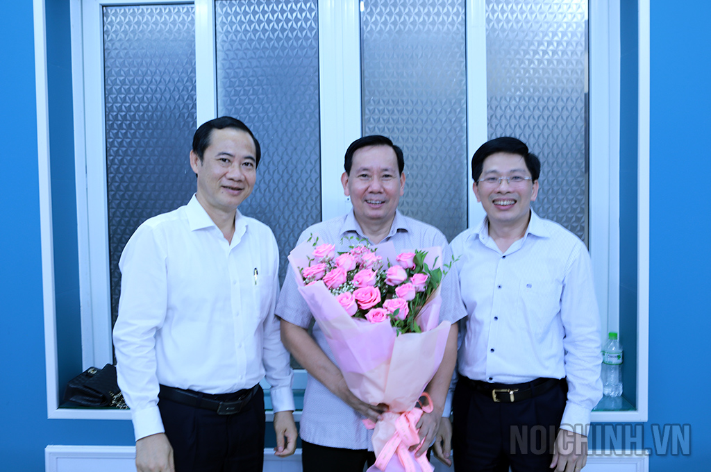 Đồng chí Nguyễn Thái Học, Phó Trưởng Ban Nội chính Trung ương (bên trái) và đồng chí Đặng Văn Dũng, Phó Trưởng Ban Nội chính Trung ương chúc mừng