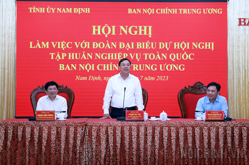 Đồng chí Phạm Gia Túc, Ủy viên Trung ương Đảng, Bí thư tỉnh ủy, Trưởng Ban Chỉ đạo phòng, chống tham nhũng, tiêu cực tỉnh Nam Định phát biểu tại buổi làm việc